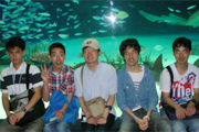 池袋グループ お魚をバックに!